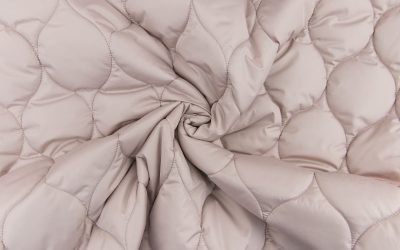 Услуги по стежке тканей